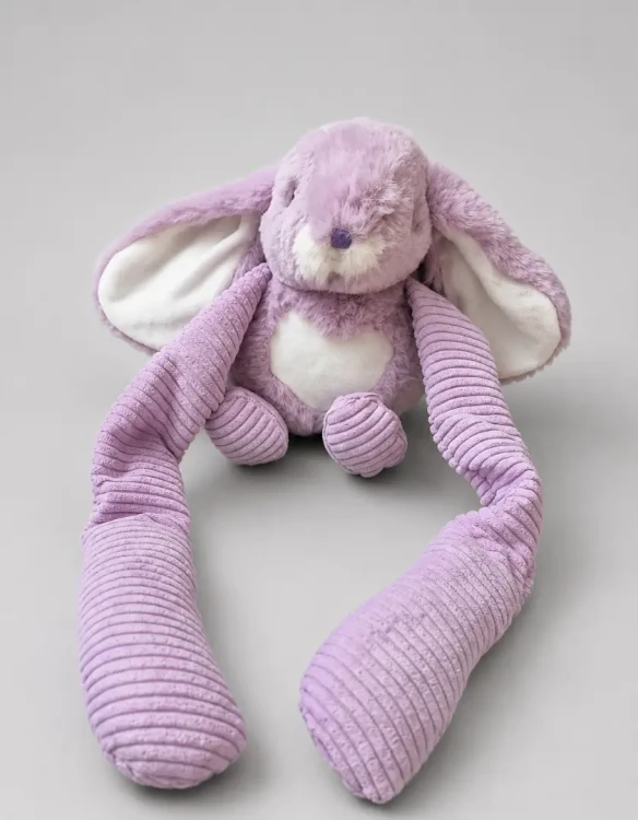 Fioletowa maskotka dociążająca królik Bajusia 1,4 kg z widocznymi długimi ramionami sensorycznymi